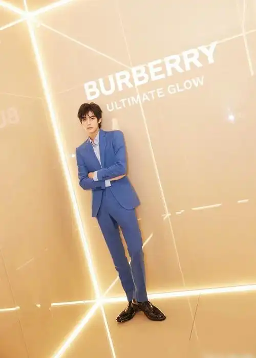 宋威龙出席活动造型释出简约利落的蓝色西装俊朗立体的五官