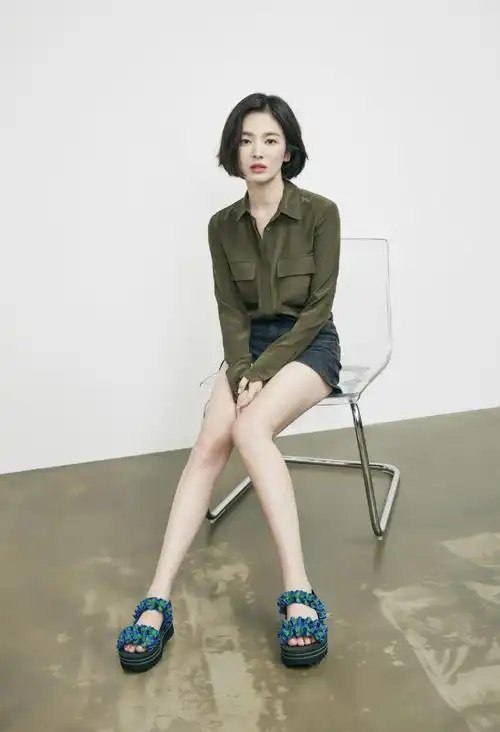 宋慧乔又穿火了白衬衫搭配牛仔短裤秀美腿美得让人心动