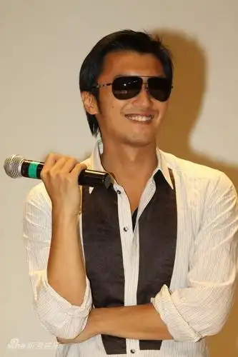 图文:《线人》上海见面会-谢霆锋开心笑