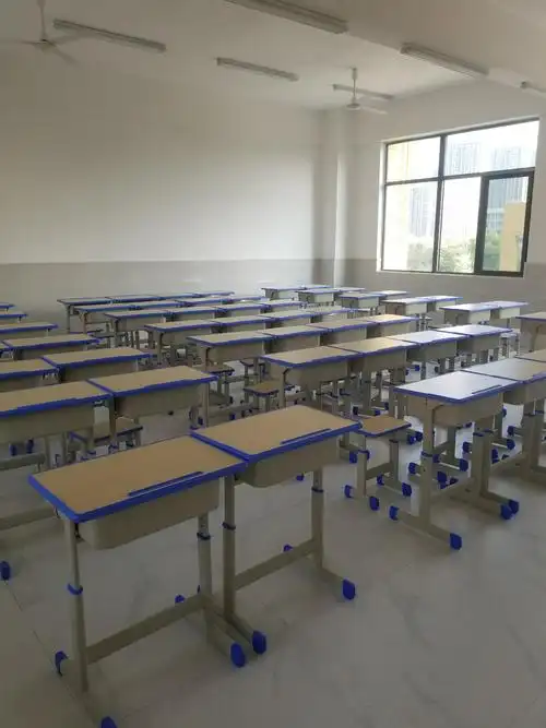 宽敞明亮的教室.