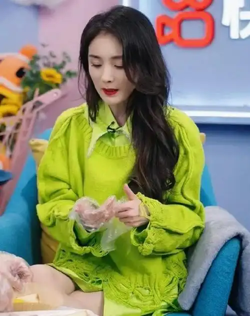 杨幂绿色毛衣直播造型