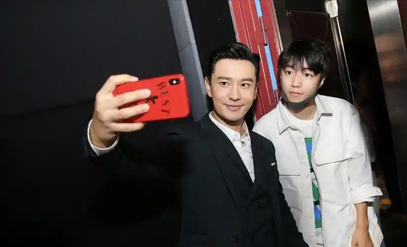 黄晓明 王俊凯拍合照