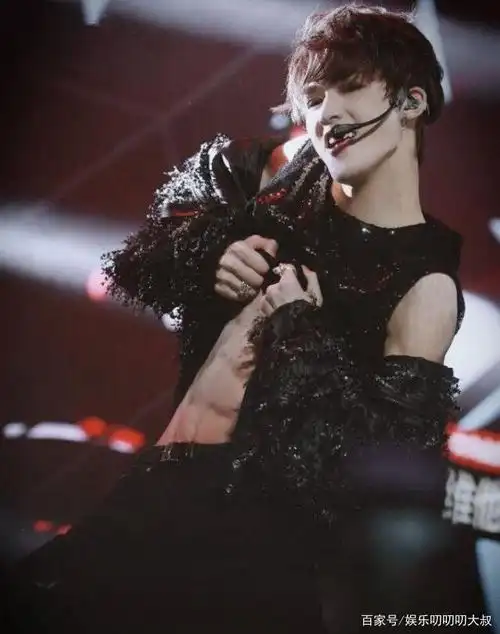 黄明昊世界尽头质感大片,脏辫发型搭配渔夫帽,表现力超强!