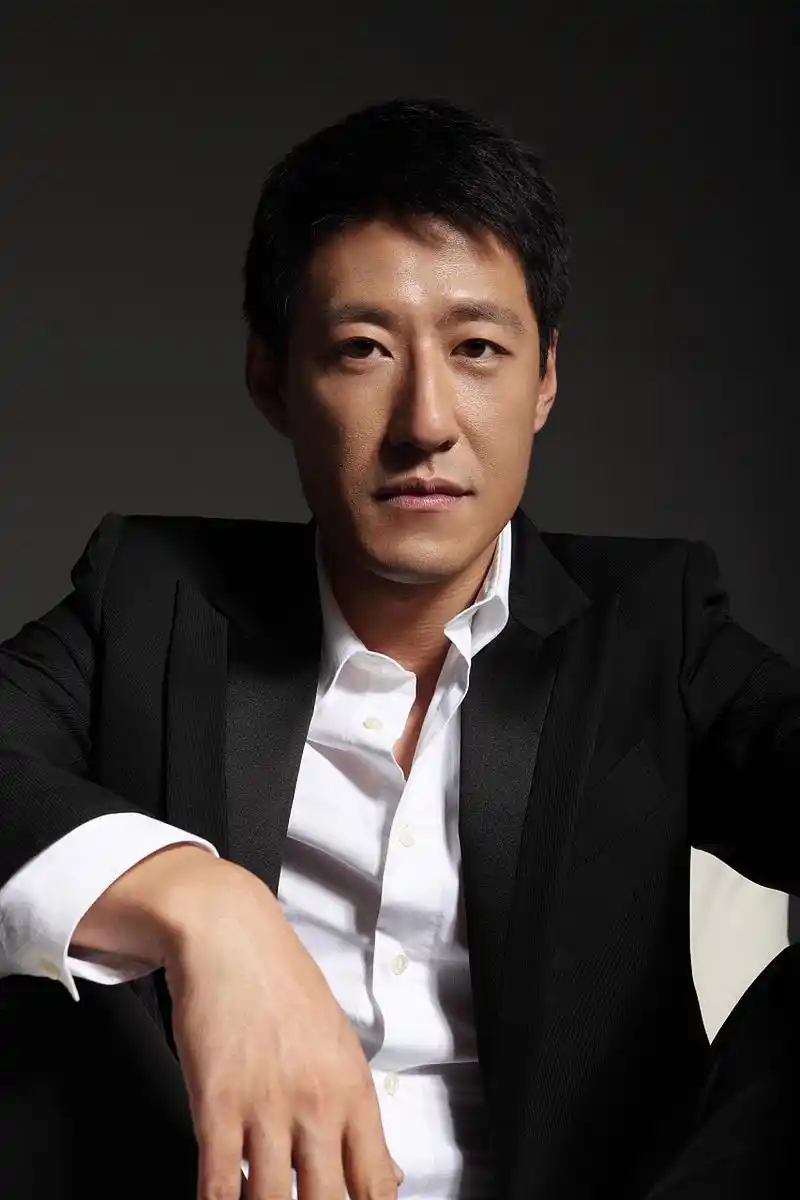 演员于震,年轻的时候,遛街,看见一个非常漂亮的女孩,白裙子,骑着