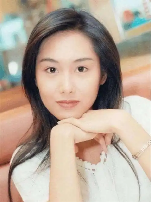 52岁的朱茵现状:居深山简屋,开古董老车,却表示婚姻满是幸福