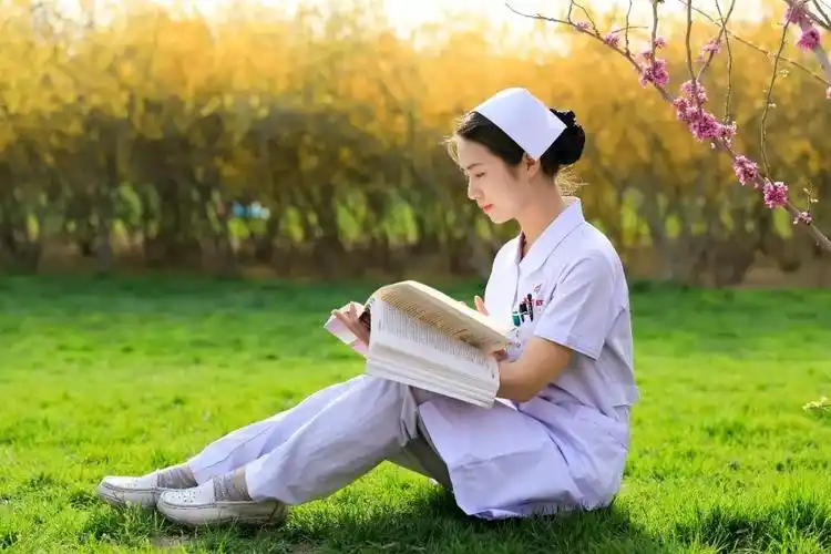 国际护士节酸甜苦辣咸燕尾帽下的微笑最美