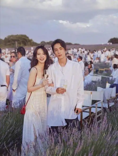 戚薇和李承铉看着太甜蜜在薰衣草田穿情侣装秀恩爱实在太甜