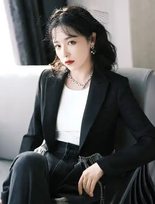 原创阚清子衣品绝了穿黑西装配工装裤又飒又美这时尚感拿捏真到位