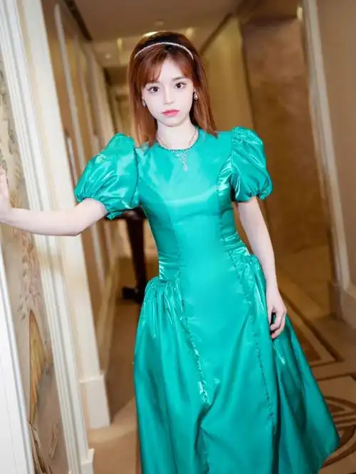 黄霄云演绎光能量的星辰大海