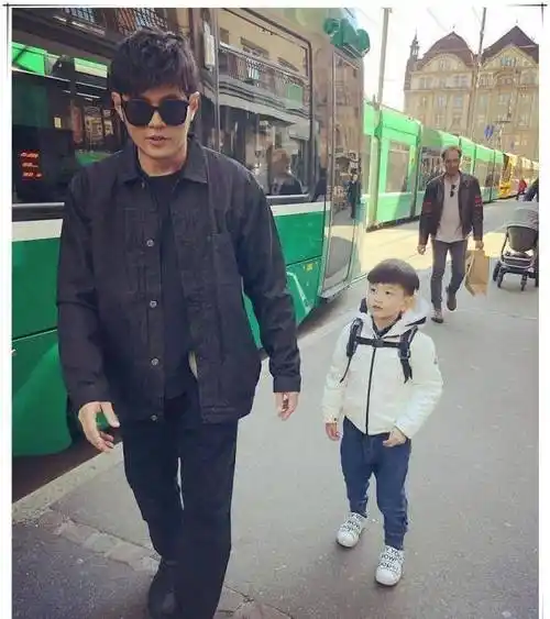 年轻妈妈偶遇周杰伦,带着儿子合影,小朋友懵圈:酷叔叔是谁?