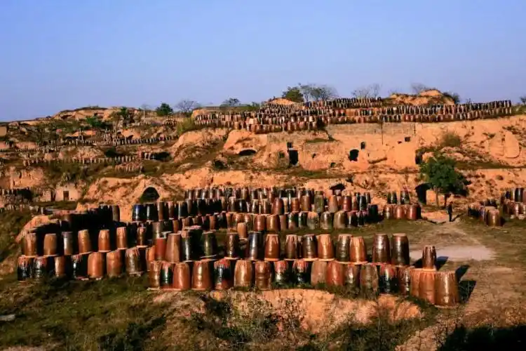 提起陕西的瓷器, 人们会说到铜川的陈炉古镇, 但这些都是传统的官窑场