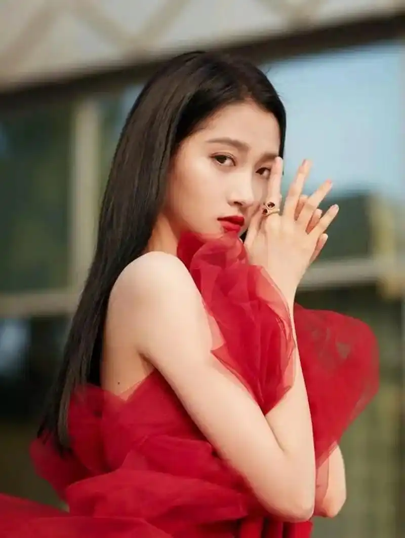 "国民闺女"关晓彤活动出席,穿露背红色纱裙,气质绝美惊艳全场