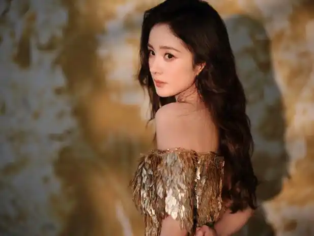 杨幂身穿鎏金礼服美艳动人露香肩美腿吸睛2