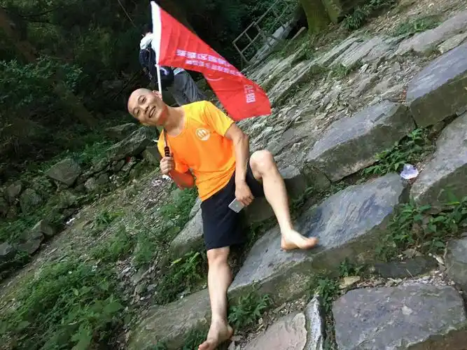 更厉害的是平时跑步打着赤脚也就算了,今天爬山全程也是赤着脚,不愧