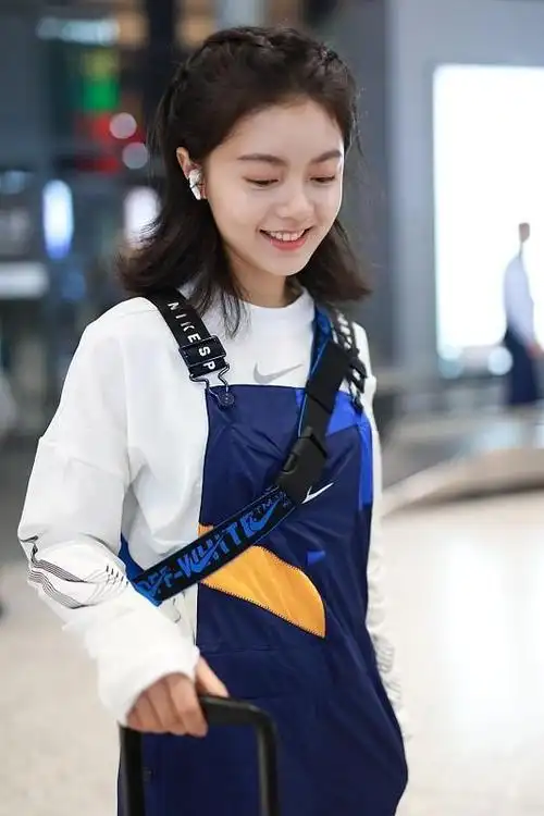 赵今麦素颜嫩出水深蓝色背带裤配白t清爽还简约超美