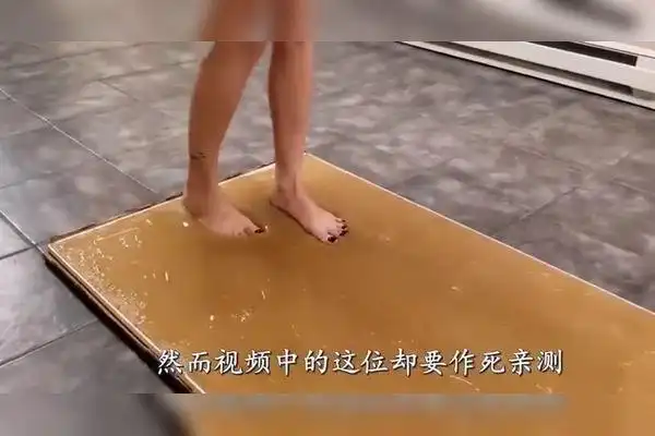 美女作死挑战世界最强胶水光脚走进去那一刻肠子悔青了