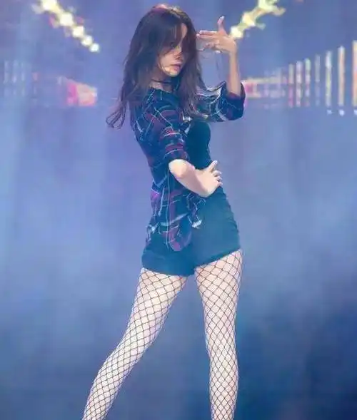 牛仔短裤搭配渔网丝袜,林允儿的迷人舞姿,网友:太完美_女神_气质_时尚