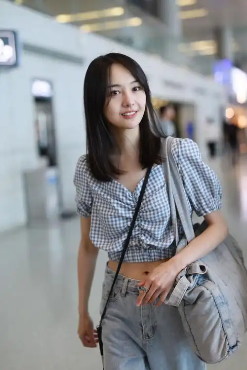 恋爱中的郑爽太时髦了穿露脐装现身美到哭被男友搂着小鸟依人好幸福