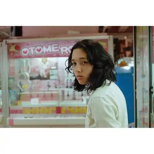 " 刚被人问嘴上口红什么牌子 我给她指了路 向前一直走 第一个路口