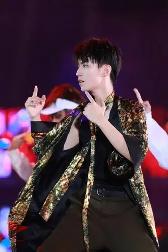 王俊凯周年演唱会唱跳solo 展露舞台王者风范_明星活动_图集_电影网