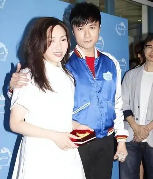 古巨基娶相伴23年经纪人52岁妻子低调生子一家三口幸福美满