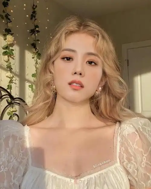 blackpink的金智秀染了金发,引发粉丝热议