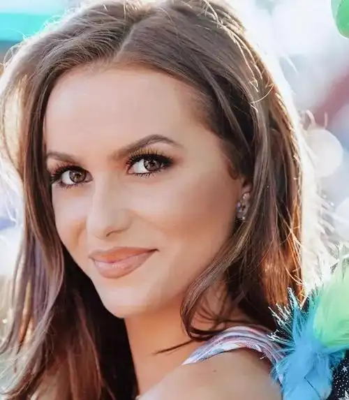 24岁药学博士荣登美国小姐.她的才艺展示,简直学术硬核!