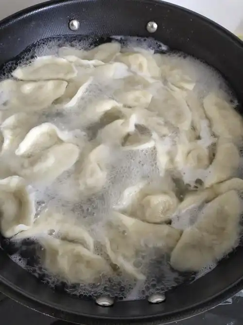 下锅煮饺子了
