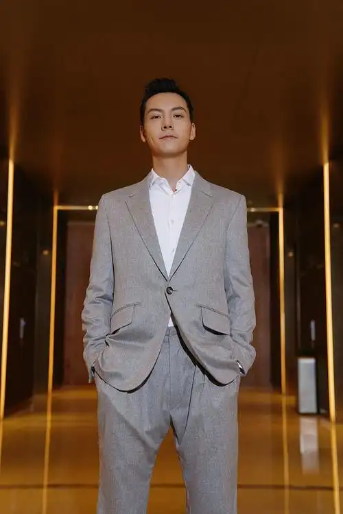 陈伟霆灰色西装清爽帅气双手插兜器宇轩昂显熟男魅力