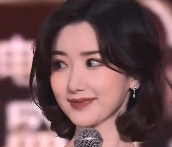 毛晓彤生图又变样,鼻子抢镜,今昔对比判若两人_盛典_长相_少女