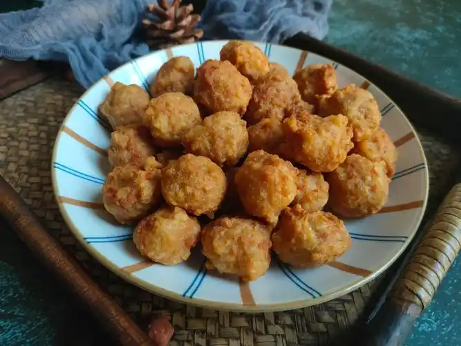 过年炸肉丸子,掌握好"比例和技巧",又香又酥脆,不回软