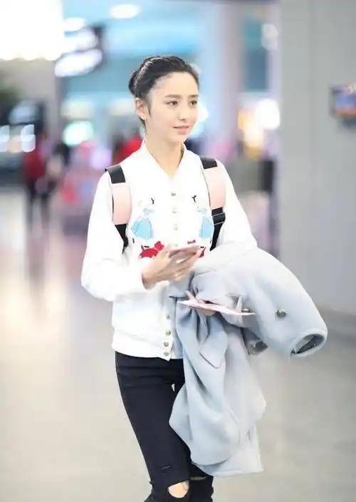 佟丽娅的素颜还挺能打的,私下里穿得真随意,一点明星架子都没有_夹克