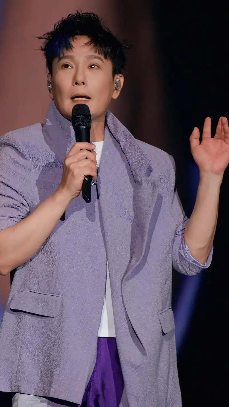 永远的情歌王子.张信哲演唱会上海站,昨天的美照,帅气的王子, - 抖音