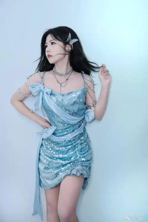 赖美云穿海蓝礼服又御又甜化身蝴蝶翩舞美腿诱人