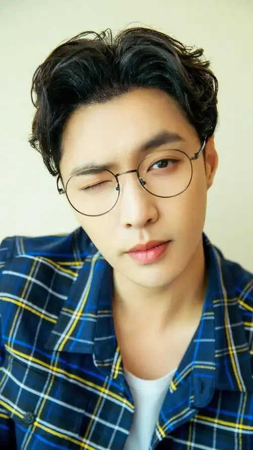 阳光男孩张艺兴文艺时尚写真