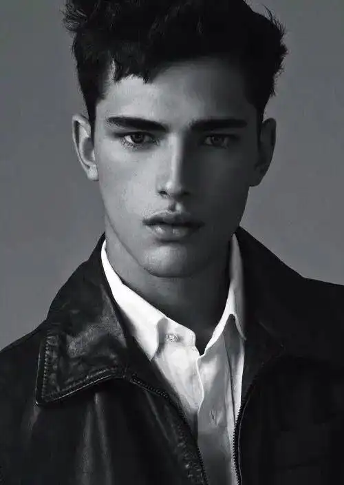 当年的男模一哥seanoapospry如今过上了两人一狗的日子