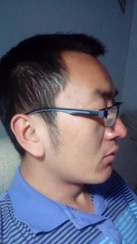 这样的鬓角难看吗?天生络腮胡.