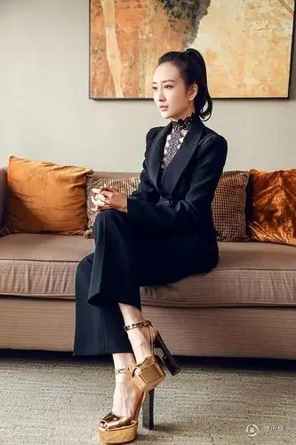 王鸥深v出席《发条城市》首映 蕾丝若隐若现