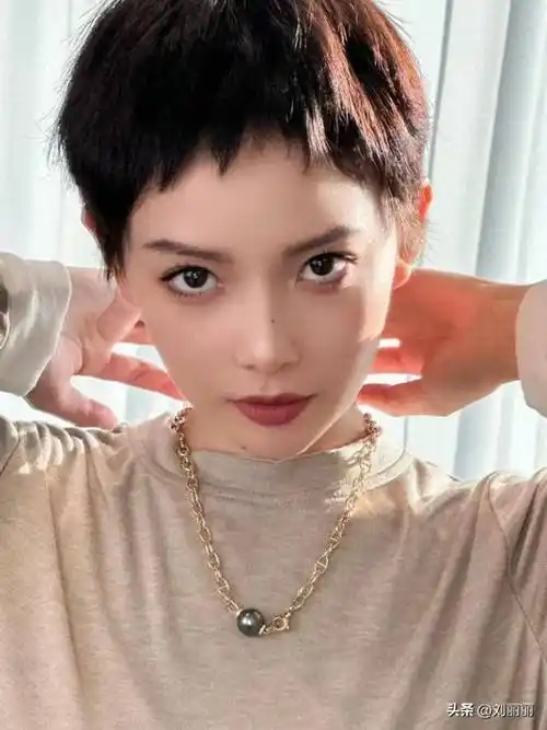 今夏热门发型,狗啃锯齿刘海短发,引领个性时尚新潮流