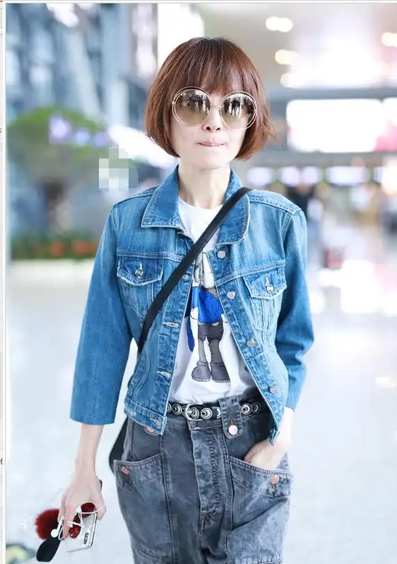 鲁豫身穿一套牛仔装现身,棕红波波头发型单手插兜,酷范十足!