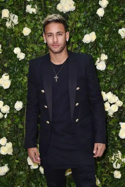 内马尔多少有点街溜子气质