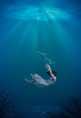 溺蓝～梦里我坠入了大海,海水冰冷,唯有一缕夕阳透过海水温暖着我