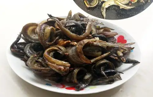 以前钓了没人要,现在想吃都难买,刀鳅鱼腌制晒干吃更美味