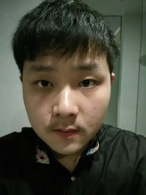 请问一下男生胖子脸挺圆又大,能做什么发型稍微修饰一下.