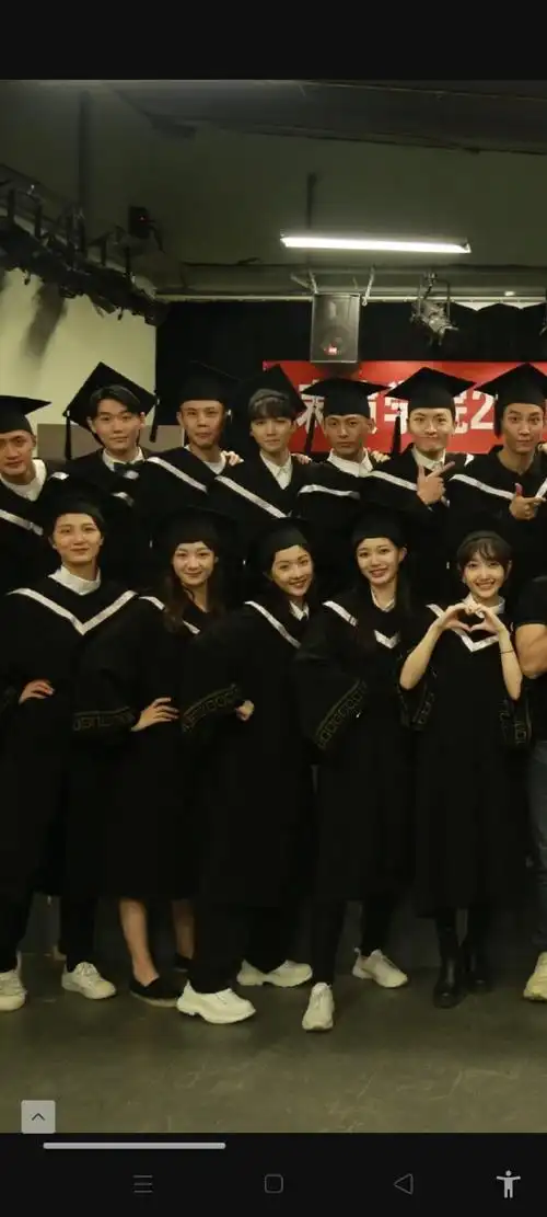 王俊凯的高中毕业照#  来看学生时期的王俊凯  从幼稚园小朋友到大学