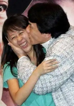 成龙笑答徐静蕾式亲吻等行为其实你们不要站在我右边就好了