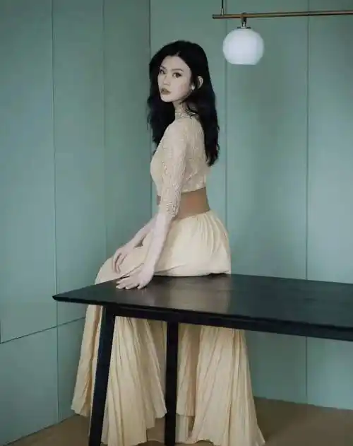 奚梦瑶豪门生活太滋润穿抹胸连衣裙身材发福超模气场仍在