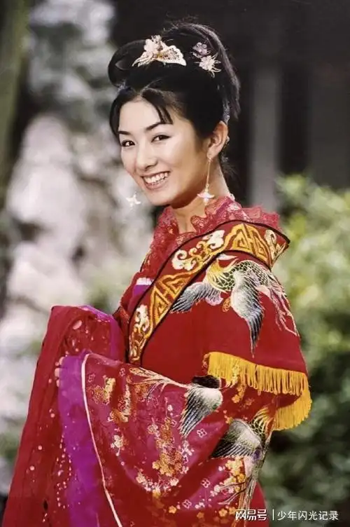 未公开剧照曝光,黄奕演绎李玉湖的娇俏与单纯|历史片|古装扮相|上错