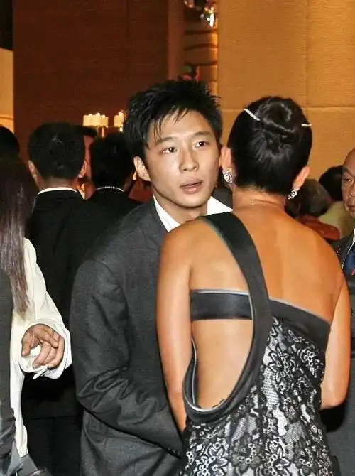 章子怡情路多磨:前男友追债,一纸协议错失豪门|汪峰|恋情|记者|霍启山