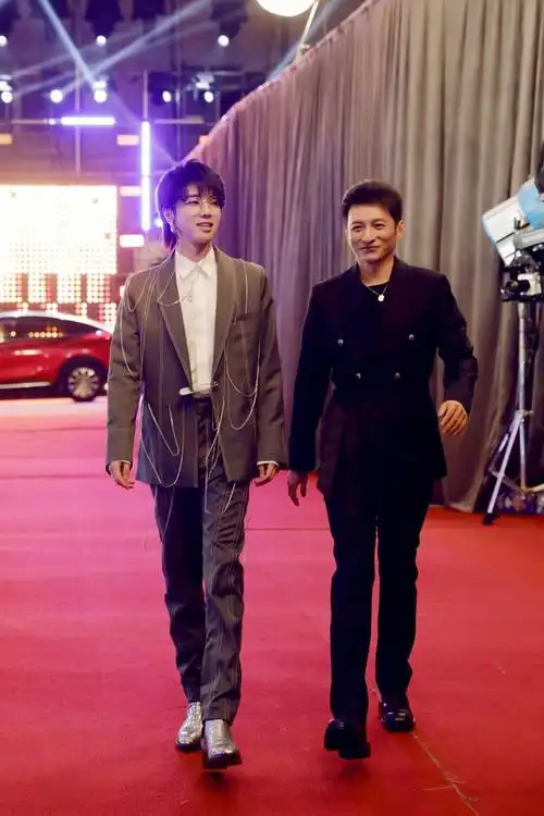 华晨宇演绎复古贵公子穿西装绅士感十足173身高照样有大长腿